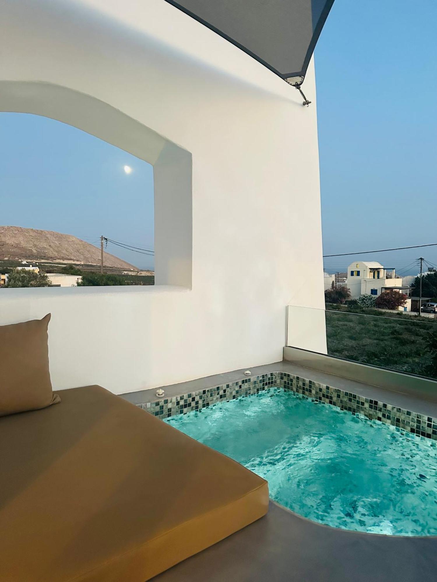 White Harmony Suites 메갈로호리 외부 사진